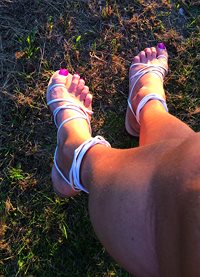 Purple nails, summer feet