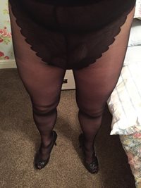 Who wants to come over my tights PM me xx