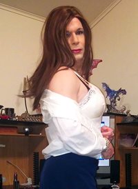 Feeling pretty... just a sissy secretary getting comfy at work ??