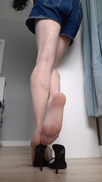 Long legged footslut