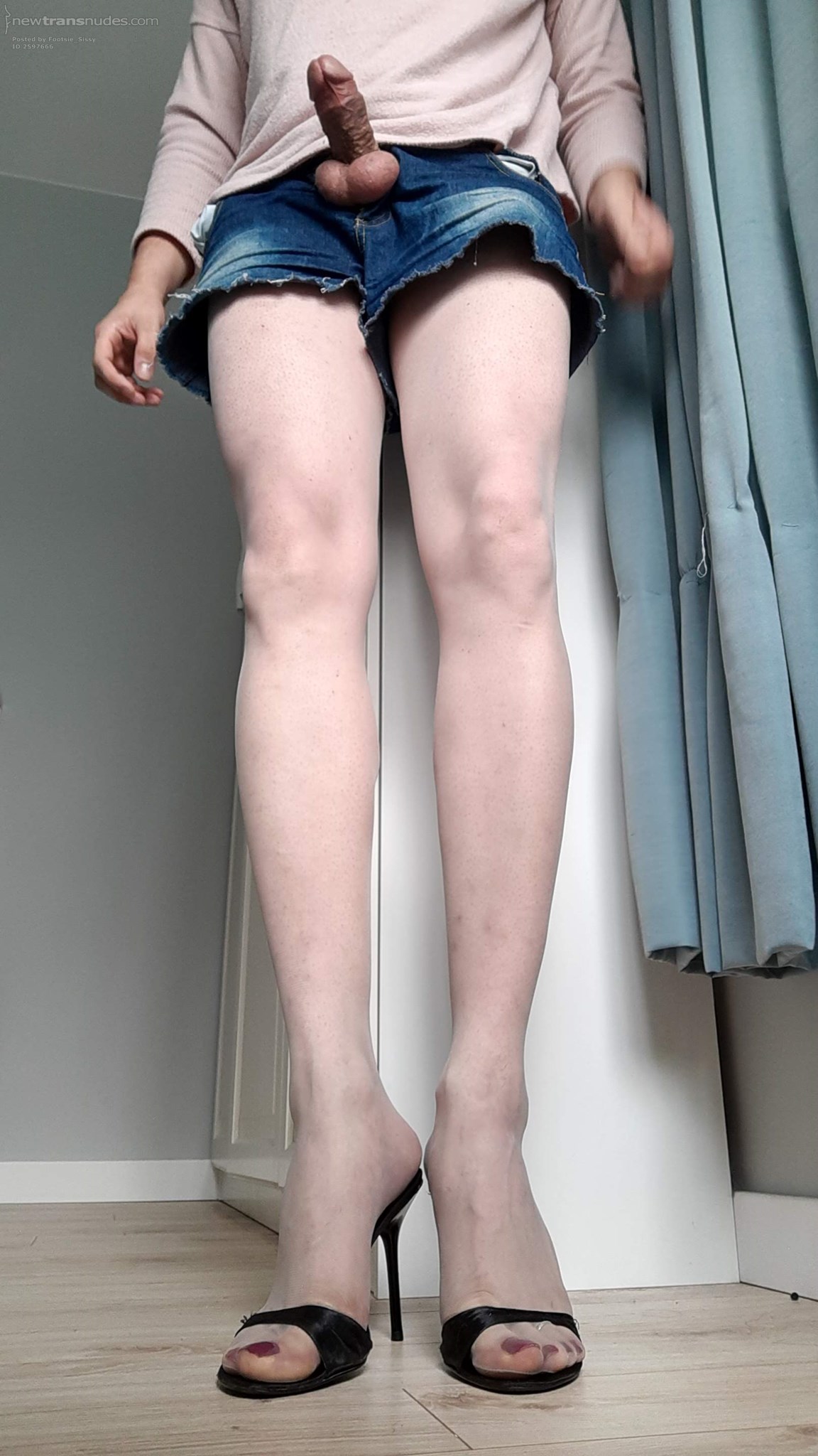 Long legged footslut
