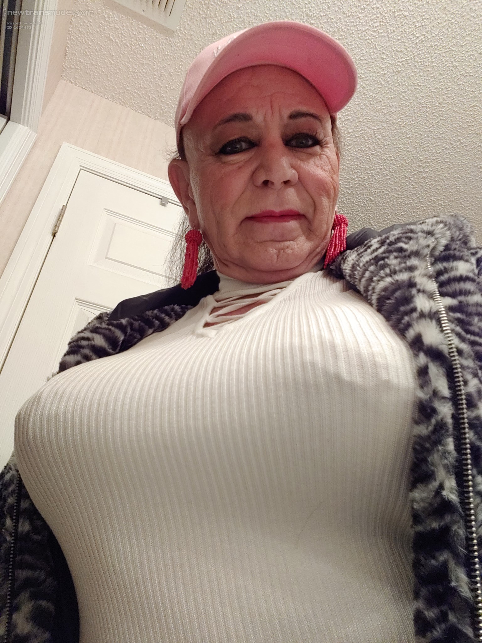 This gurl loves to show off her huge tits!