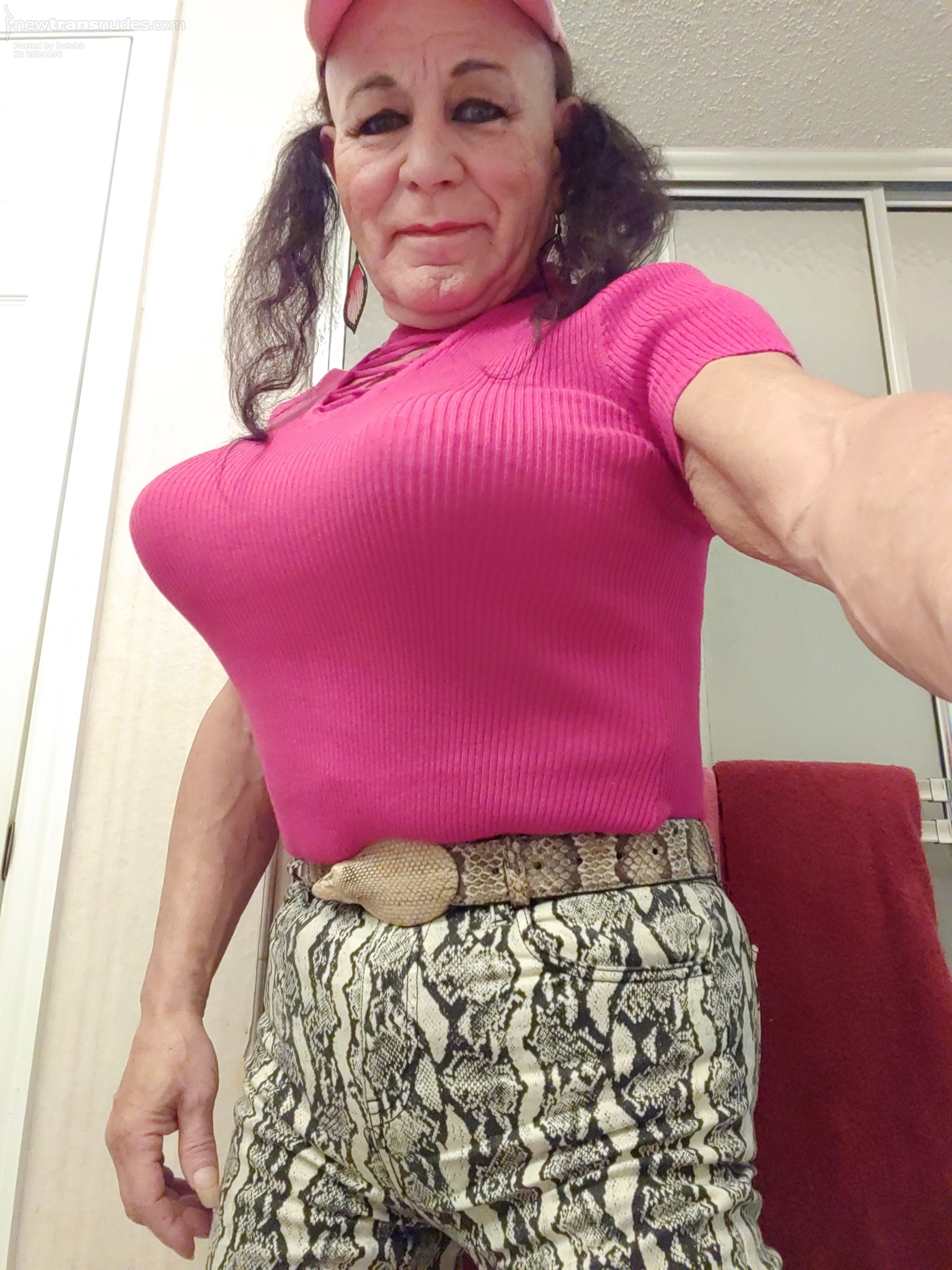 This gurl loves to show off her huge tits!