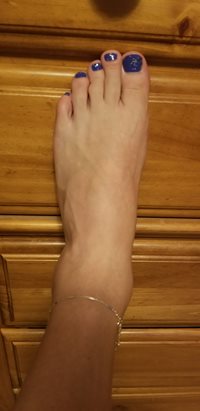 A gf of mine gave me cute anklet. To go with my toes. How thought ful of he...