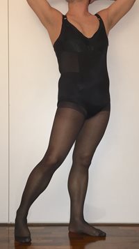 I like to be squeezed in bodybriefer and pantyhose