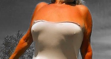 I love a tight thin strapless top that shows nipples well