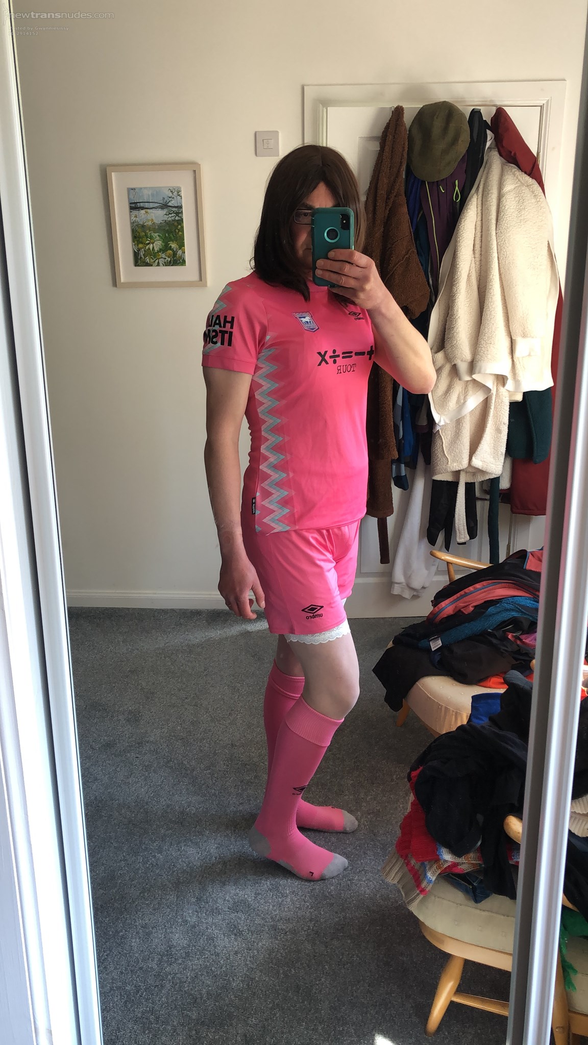 A Daddy admirer bought me a pink soccer kit to wear for some piccies! Xx