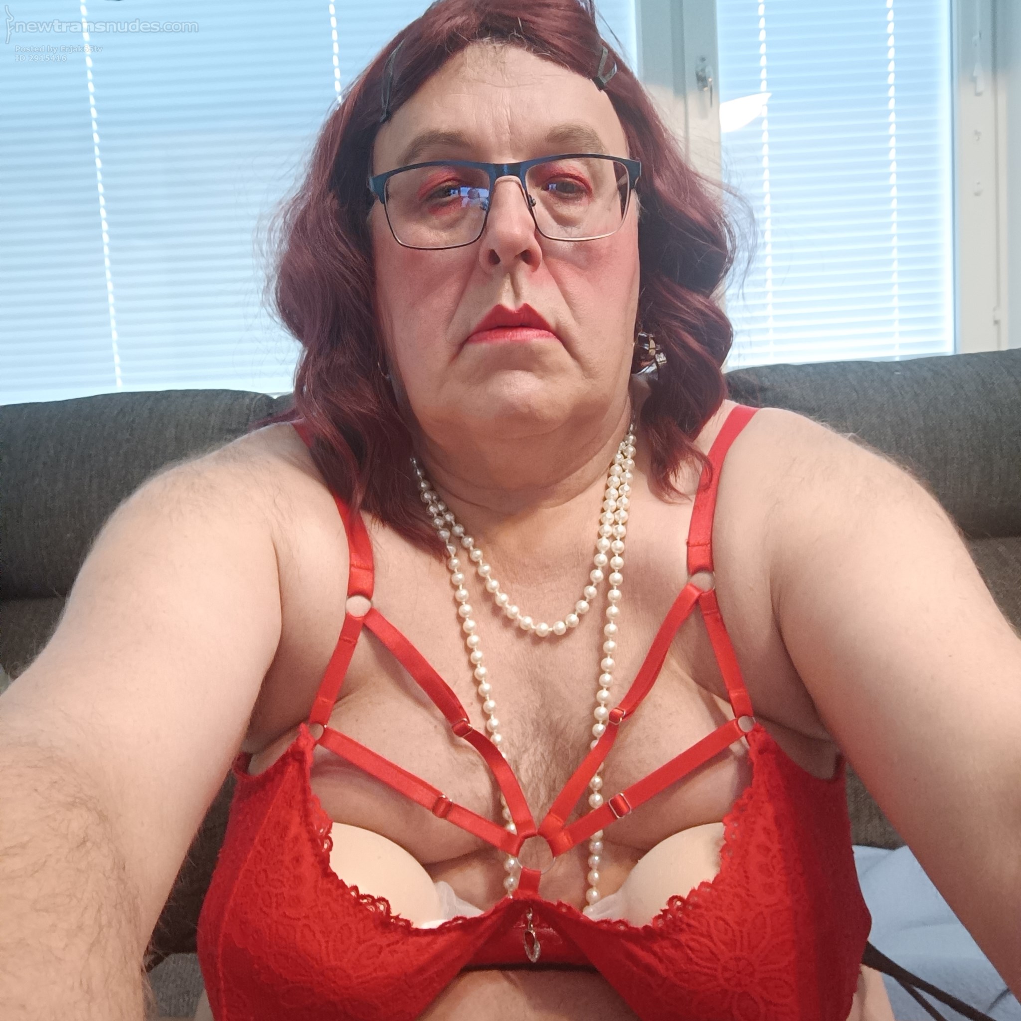 Lovely feeling, kiss me baby 💋❤️ and my pussy too... Red bra and heels 👠