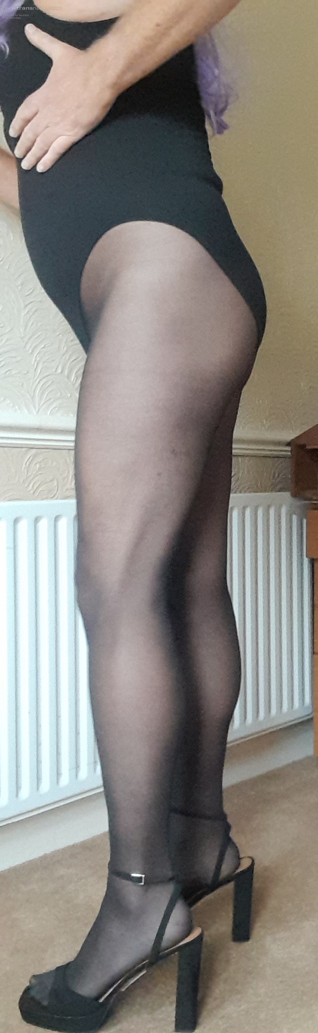 Who wants to stroke my legs xxx