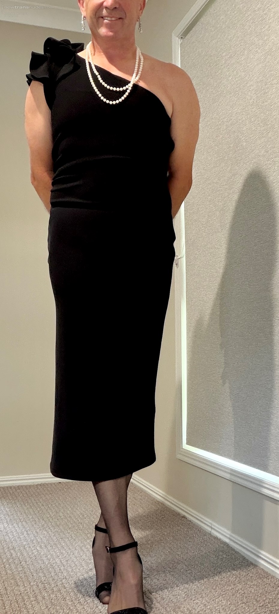 just fun with my cocktail dress, today with pantyhose and heels  