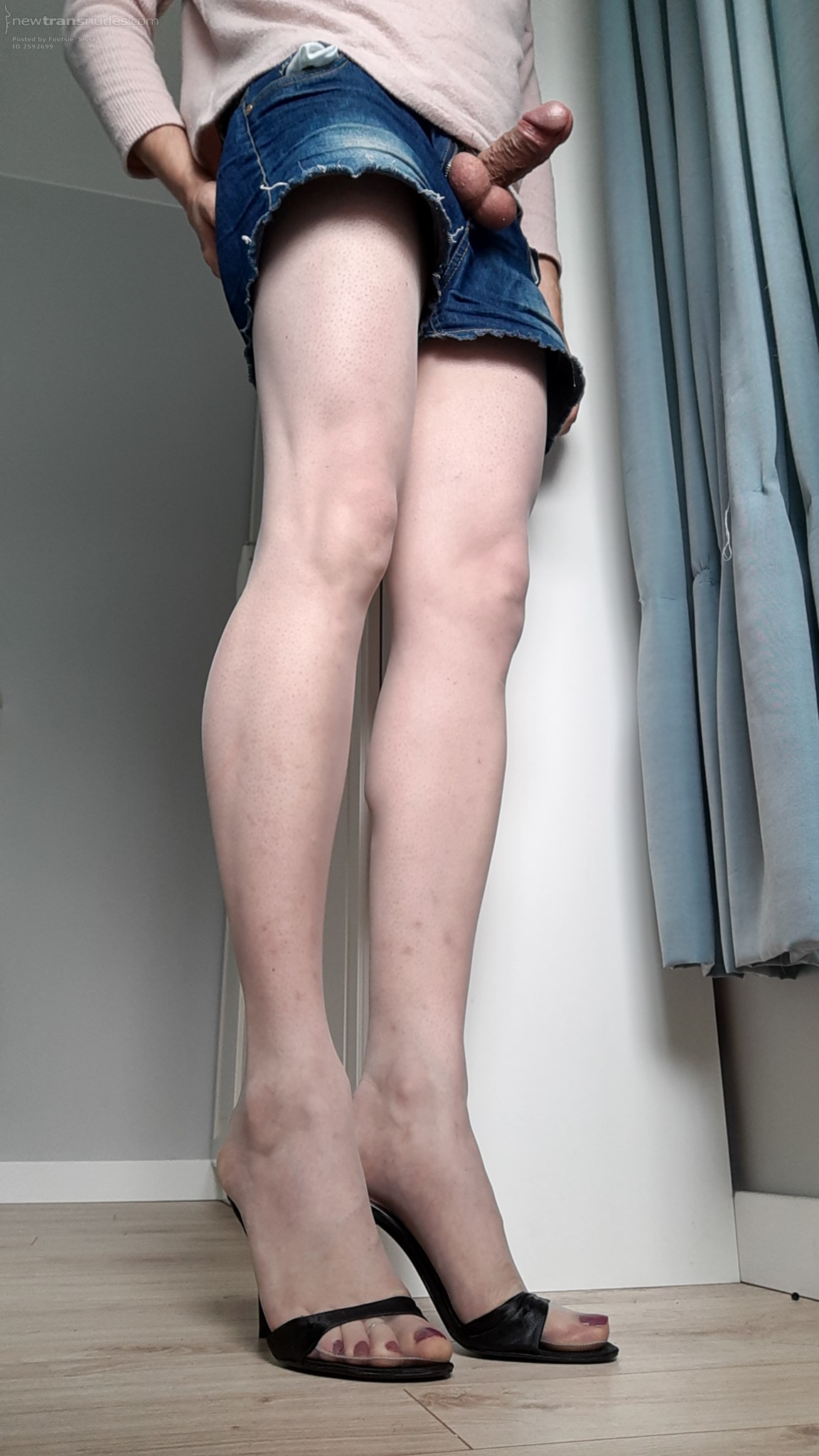 Horny Tranny Footslut releases her fluids :)