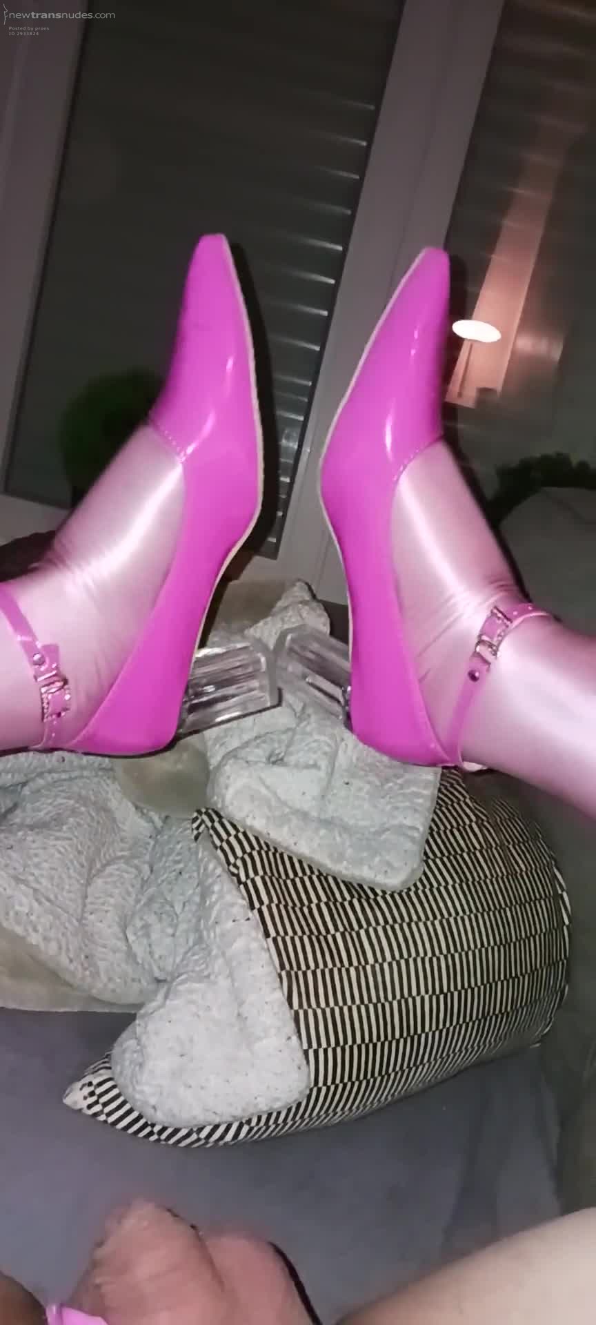 i love wearing my pink heels