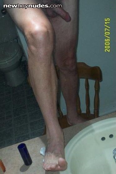 Love to show off my feet, and suck on my toes, and take pics!