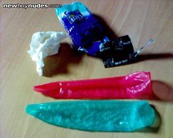Rather small dick it seems. The condoms were not fully rolled up... ,-)