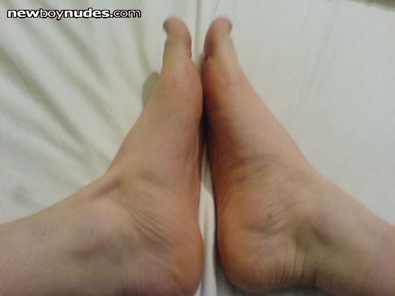 Who wants to lick my young feet while i suck his cock and swallow his load?