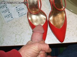 I LOVE THE SMELL OF STINKY HIGH HEEL PUMPS,,YUM YUM