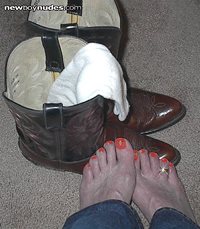 Real gurls do wear cowboy boots, Levi's, nail polish, and toe rings! PM & c...