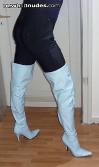 i love my baby-blue boots.  ^^