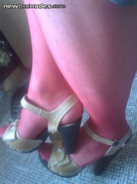 my feet in red stockings in heels,i want you to sniff them lick them then c...