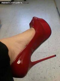 Sexy red steve madden hiheels ready to get cum on them any body want to cum...