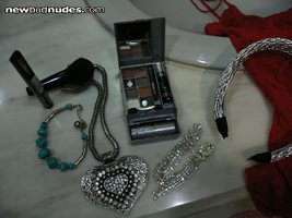 (3) prepare make up, eyeliners, jewelry,earrings...