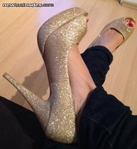 Sexy gold Glitter hiheels on my feet