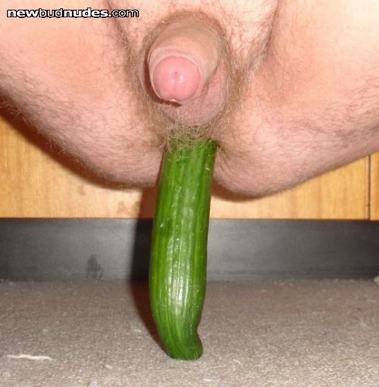 Cu(m)cumber, preparing some healthy salad.