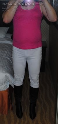 Skintight white skinny jeans and boots
