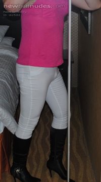 Skintight white skinny jeans and boots