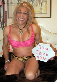 Pippa verification in Fir mini and favourite pink bra