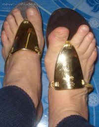 gold toepost thongs!