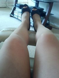 love to chat and get tribute pics to my hosed feet legs and heels.