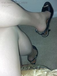 love to chat and get tribute pics to my hosed feet legs and heels.