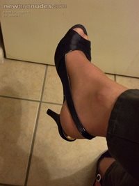 Love to have my hosed feet and heels covered in cum