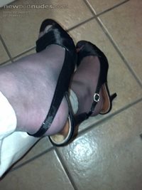 Love to have my hosed feet and heels covered in cum