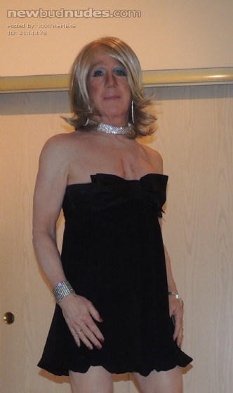 i want to play with that sexy "plaything" in the pink top who is about 15 photos in front of me.