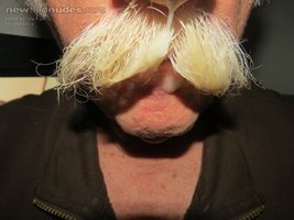 mustache cum