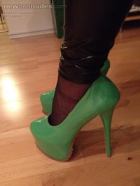 Wet look leggings and green heels 01