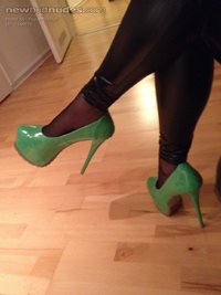 Wet look leggings and green heels 02